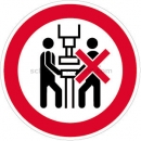 Verbotszeichen: Maschine darf nur von einer Person bedient werden